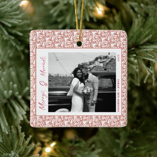 Modern Merry and Married Newlywed Bow Christmas Keramisch Ornament (Boom)