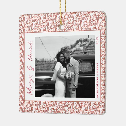 Modern Merry and Married Newlywed Bow Christmas Keramisch Ornament (Links)