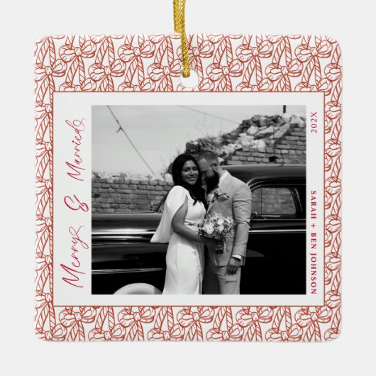 Modern Merry and Married Newlywed Bow Christmas Keramisch Ornament (Voorkant)
