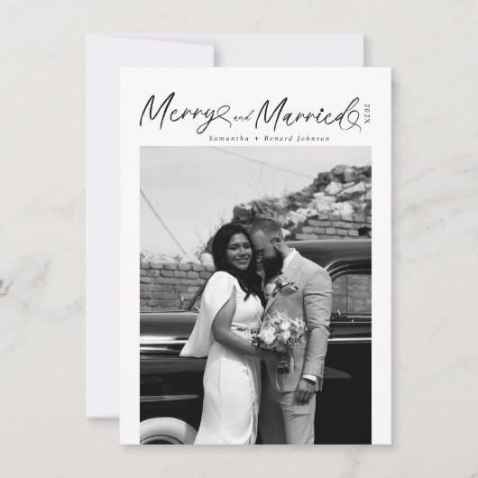 Modern Merry and Married Newlywed Script Christmas Feestdagenkaart (Voorkant)