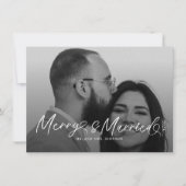 Modern Merry and Married Newlywed Script Christmas Feestdagenkaart (Voorkant)