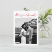 Modern Merry and Married Newlywed Script Christmas Feestdagenkaart (Staand voorkant)