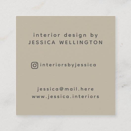 Modern minimaal beige monogram binnenontwerp vierkante visitekaartje (Achterkant)