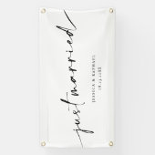 Modern Minimaal Gewoon Getrouwd Mr en Mrs Huwelijk Spandoek (Verticaal)