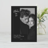 Modern Minimal Editorial Black Photo Save the Date (Debout devant)