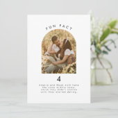 Modern Minimal Fun Fact Trouwfoto Tafelnummer (Staand voorkant)