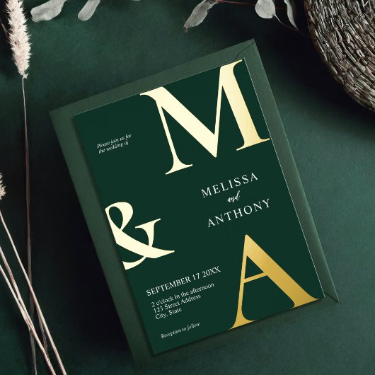 Modern minimalist Emerald Green Monogram Weddensch Folie Uitnodiging