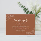Modern minimalist Terracotta Wedding RSVP Kaart (Staand voorkant)