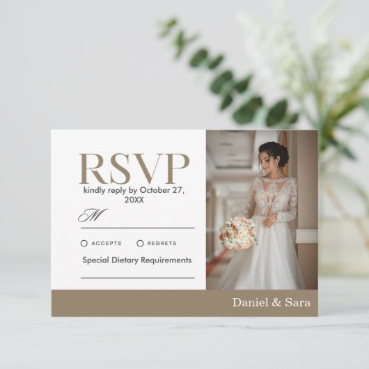 Modern Minimalist Wedding RSVP Card with Photo (Debout devant)