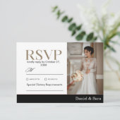 Modern Minimalist Wedding RSVP Card with Photo (Debout devant)