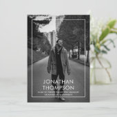 Modern minimalistisch Afstuderen zwart fotowit Aankondiging (Staand voorkant)