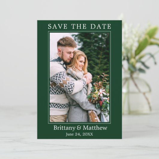 Modern minimalistisch bos groen save the date (Staand voorkant)