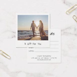 Modern minimalistisch cadeaucertificaat voor fotog vierkante visitekaartjes