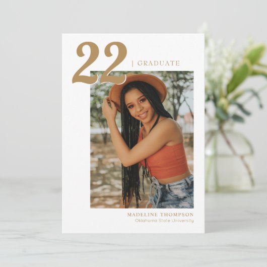 Modern minimalistisch Gold Year Photo Afstuderen Kaart (Staand voorkant)