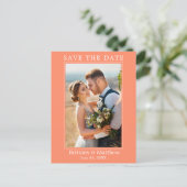 Modern minimalistisch koraal bespaart datum briefkaart (Staand voorkant)