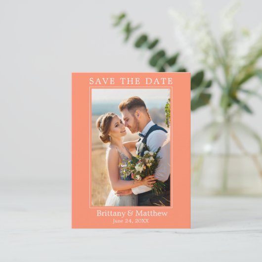 Modern minimalistisch koraal bespaart datum briefkaart (Staand voorkant)