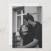 modern minimalistisch monochroom hand in hand trou save the date (Achterkant)