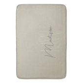Modern Minimalistisch Monogram Beige Script Naam Badmat (Voorkant Verticaal)