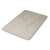 Modern minimalistisch monogram beige scriptnaam badmat (Gekanteld)