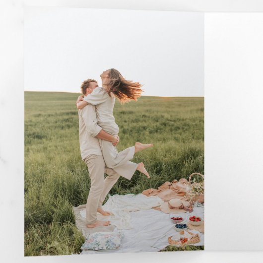 Modern Minimalistisch Monogram Zwart-wit Bruiloft Drieluik Uitnodiging (Binnenzijde eerst)