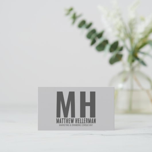 Modern minimalistisch professioneel grijs monogram visitekaartje (Staand voorkant)
