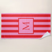 Modern minimalistisch roze rood gestreept monogram strandlaken (Voorkant)