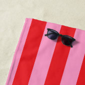Modern minimalistisch roze rood gestreept monogram strandlaken (In situ)