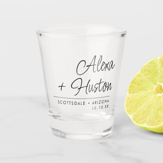 Modern minimalistisch script bruiloft monogram op shot glas (Voorkant)