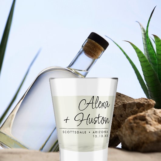 Modern minimalistisch script bruiloft monogram op shot glas