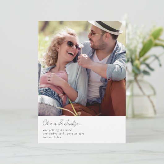 Modern minimalistisch script foto QR code bruiloft Kaart (Staand voorkant)