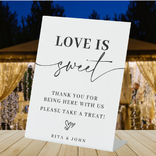Modern minimalistisch script liefde is zoete gunst reclamebord met voetstuk