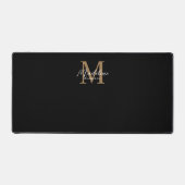 Modern Minimalistisch Script Zwart Goud Monogram Bureaumat (Voorkant)