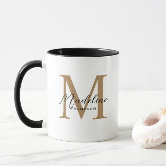 Modern Minimalistisch Script Zwart Goud Monogram Mok (Met donut)
