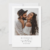 Modern minimalistisch script zwart-wit bruiloft kaart (Achterkant)