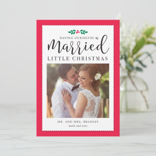 Modern Mistletoe Pas getrouwd Kerstfeestdag Feestdagenkaart (Staand voorkant)