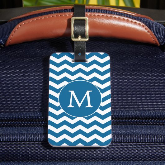 Modern Monogram Blauw Chevron Strepen Patroon Bagagelabel (Voorkant Insitu 2)