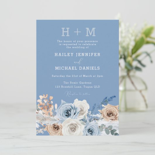 Modern Monogram Boho Dusty Blue Floral Wedding Kaart (Staand voorkant)