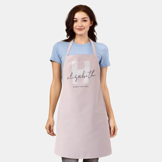 Modern Monogram Girly Script Blush Pink Initiaal Schort (Gedragen)
