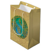 Modern Monogram Initiaal Gouden Letter en Turquois Medium Cadeauzakje (Voorkant Gekanteld)