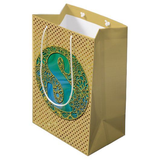 Modern Monogram Initiaal Gouden Letter en Turquois Medium Cadeauzakje (Achterkant Gekanteld)