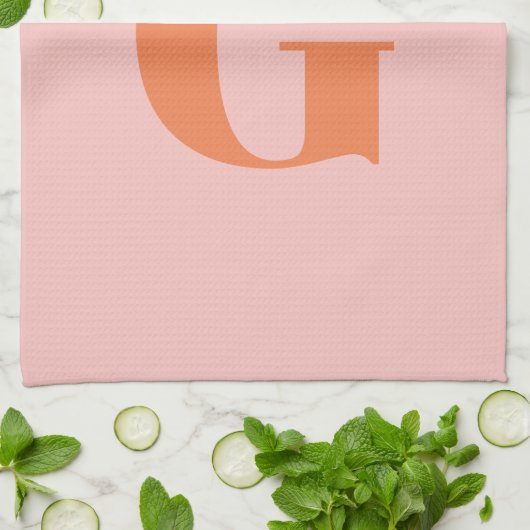 Modern Monogram Initiaal Pastel Roze en Oranje Theedoek (Gevouwen)