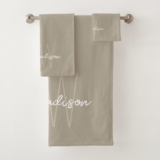 Modern monogram naamscript beige bad handdoek (Insitu)