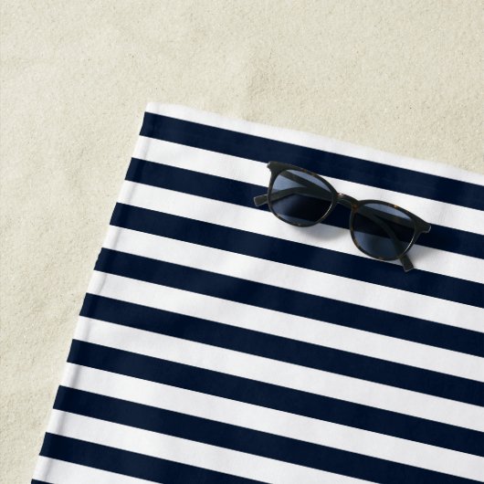 MODERN MONOGRAM NAUTISCH NAVY EN WITTE STRIPEN STRANDLAKEN (In situ)