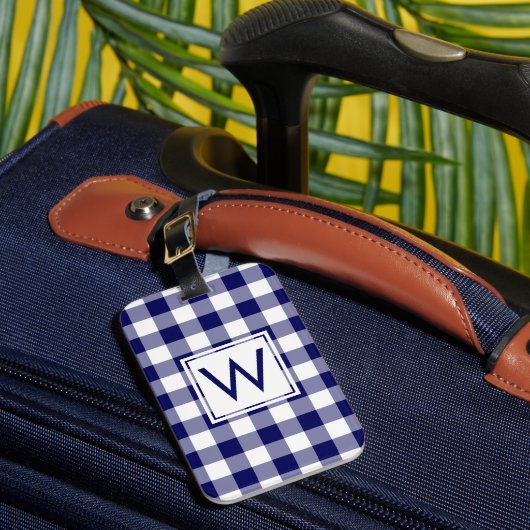 Modern Monogram Navy and White Gingham Pattern Bagagelabel (Voorkant Insitu 1)