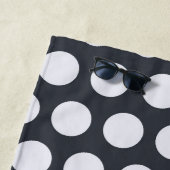 Modern Monogram Navy Blauwe en Witte Stippen  Strandlaken (In situ)