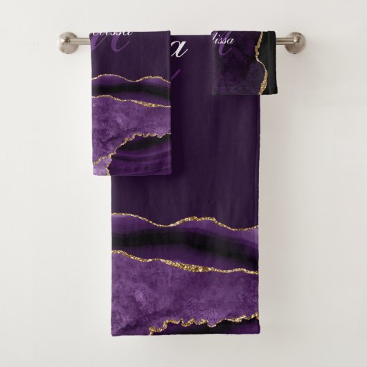 modern monogram paars en goudmage bad handdoek (Insitu)