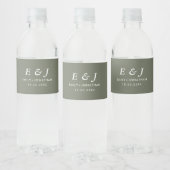 Modern Monogram Sage groen Bruiloft Waterfles Etiket (Flessen)