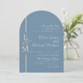 Modern Monogram Script Dusty Blue Arch Wedding Kaart (Staand voorkant)