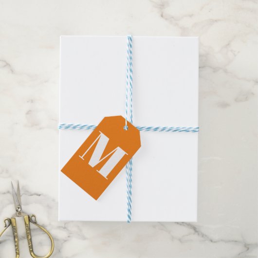 Modern monogram sinaasappel wit aangepaste initiaa cadeaulabel (Met Touw)