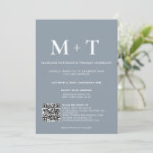 Modern Monogram Stofblauw QR Code Rsvp Bruiloft Kaart (Staand voorkant)